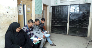 مشادات بين الأهالى وموظفى الشهر العارى في قنا بسبب الإضراب 