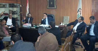 بالصور.. رئيس اتحاد العمال يلتقى عمال غزل المحلة لبحث مطالبهم
