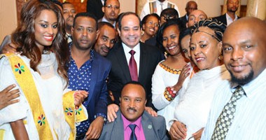 ملكة جمال إثيوبيا تلتقط صورًا مع الرئيس السيسى بقصر الاتحادية