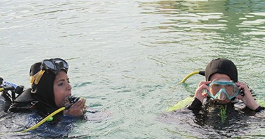أول فتاتين تعملان بمهنة اللحام تحت الماء للمشاركة بقناة السويس الجديدة