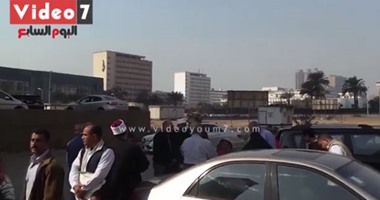 بالفيديو..محلب ووزير الأوقاف يستمعان لشكاوى المواطنين عقب صلاة الجمعة