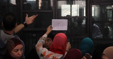 تأجيل محاكمة علاء عبد الفتاح وآخرين بـ"أحداث مجلس الشورى" لـ27 ديسمبر