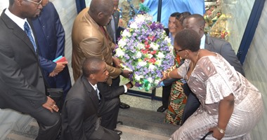 وفد اتحاد الشباب الأفريقى يضع إكليل زهور على قبر رئيس الكونغو السابق
