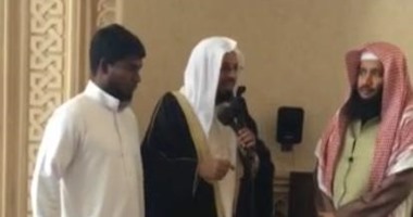 هندى يعلن إسلامه فى البحرين بسبب حسن معاملة المسلمين ويسمى نفسه "بلال"