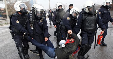 بالصور.. شرطة تركيا تعتقل عشرات المتظاهرين المؤيدين للتعليم المدنى(تحديث)