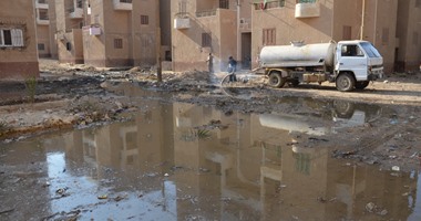 بالصور.. السيطرة على طفح مياه الصرف بمساكن بياض العرب فى بنى سويف