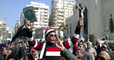 متظاهرو القائد إبراهيم بالإسكندرية يرفعون صور المشير السيسى ويطالبونه بالترشح