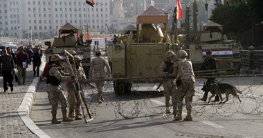 "المفرقعات" تمشط محيط تمركز مدرعات الجيش بمداخل ميدان التحرير