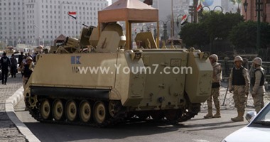الجيش ينشر آلياته بمداخل ميدان التحرير ويسمح بمرور السيارات