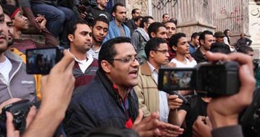 مواطنون يحتشدون أمام نقابة الصحفيين مرددين "تحيا مصر" و"يحيا السيسى"