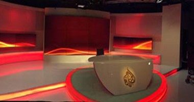 كواليس وقف قناة الجزيرة مباشر مصر.. العاملون بالقناة فوجئوا بالقرار.. مقدمة النشرة أعلنت "النهاية" والإعلاميون التقطوا الصور التذكارية فى لحظات الوداع