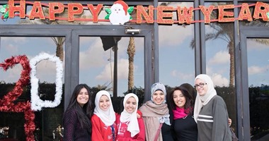 طلاب الأهرام الكندية يستقبلون العام الجديد بشجرة الكريسماس وبابا نويل