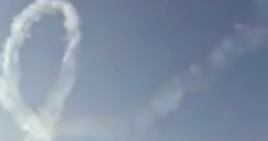 تداول فيديو لطيار إماراتى يرسم اسم مصر فى السماء خلال عرض جوى