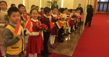 أطفال الصين يستقبلون "السيسى" بالورود والعلم المصرى