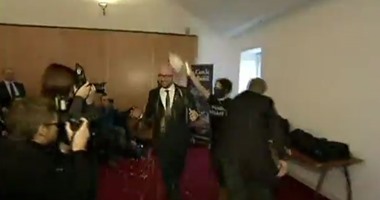 بالفيديو.. نشطاء يهاجمون رئيس وزراء بلجيكا بـ"المايونيز" ردًا على التقشف