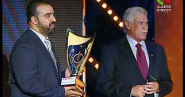 "شحاتة" يُسلم مدرب الوفاق جائزة أفضل مدير فنى بالجزائر