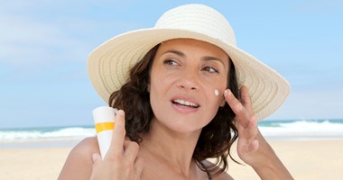 أستاذ جلدية: استخدام الكريم الواقى من أشعة الشمس فى الصيف فقط خطأ شائع