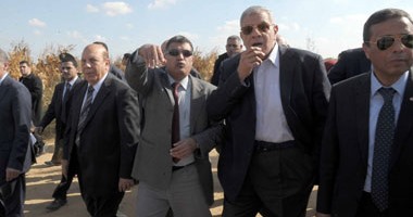 محلب يوجه بسرعة الانتهاء من مشروع الصرف الصحى لقرية بالمنوفية