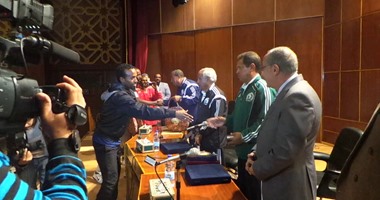 مدربو الكاف والاتحاد المصرى لكرة القدم يتلقون هدايا مشغولات نوبية بأسوان