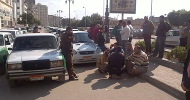 وقفة احتجاجية لسائقى التاكسى بدمنهور لمنع الملاكى العمل بنظام الأجرة