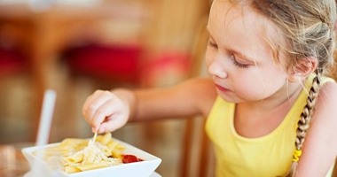 بالصور..  5 أفضل نصائح صحية لتطوير عادات طفلك الغذائية