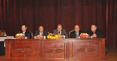 بالصور.. رئيس جامعة القاهرة يكرم الطلاب الفائزين فى مهرجان المسرح