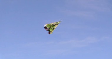 بالفيديو.. شاب يصنع شجرة كريسماس طائرة لنشر بهجة عيد الميلاد
