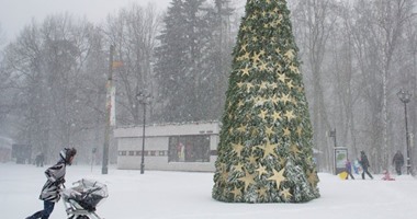 بالصور.. تساقط الثلوج فى موسكو مع اقتراب رأس السنة الجديدة