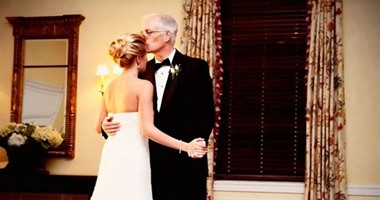 بالصور.. لقطات مؤثرة للآباء أثناء زفاف بناتهن