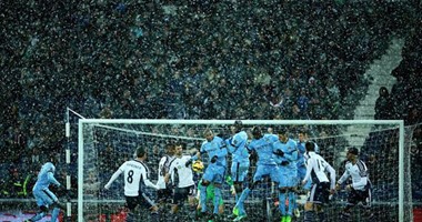 شاهد.. الثلوج تُغطى ملعب وست بروميتش فى مواجهة مانشستر سيتى