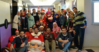 بابا نويل ومتطوعو مستشفى "57" يسعدون الأطفال المرضى