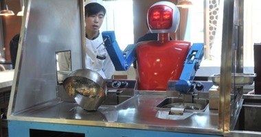 الروبوتات تبدأ عملها فى الطبخ بمطاعم الصين
