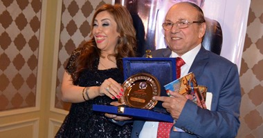 بالصور..تكريم عصام شرف وأبو عميرة فى حفل توقيع ترجمة "مصر تولد من جديد"