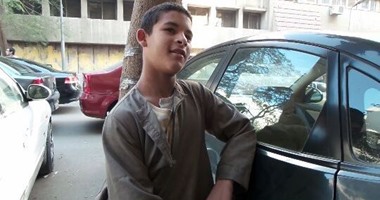 طفل يبيع مناديل بـ"التحرير": "بساعد أبويا وبكسب 40 جنيها فى اليوم"
