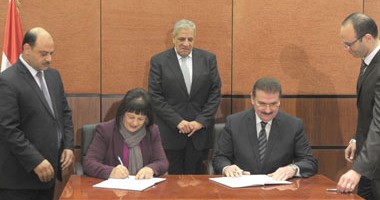 محلب يشهد توقيع اتفاقية لتطوير 21 منطقة عشوائية على السكك الحديدية