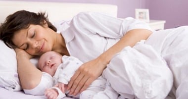 استشارى نفسى يوضح أهم سلبيات نوم الطفل بجوار أمه