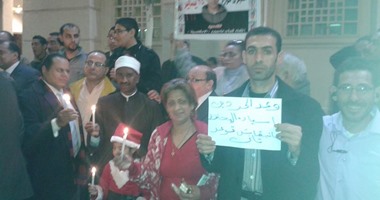 وقفة بالشموع أمام كنيسة القديسين بالإسكندرية فى الذكرى الرابعة للحادث