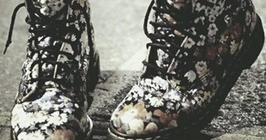 بالصور.. "كوتشى الورود" أحدث موضة لأحذية الشتاء