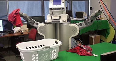 بالصور.. علماء يبتكرون "روبوت" لتنظيف وترتيب الملابس