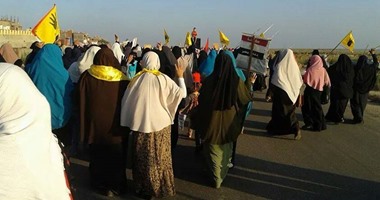 عناصر الإخوان يخرجون بمسيرة فى عين شمس والأمن يفرقهم بقنابل الغاز