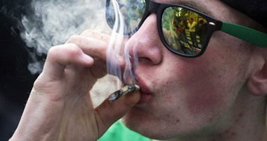 50% من الشباب الفرنسى يدخنون الحشيش