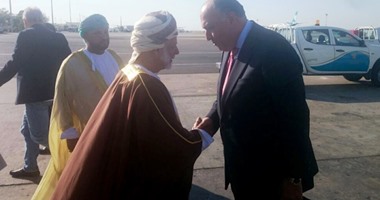 وزير الخارجية يصل مسقط لبحث تعزيز التعاون مع نظيره العمانى