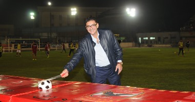 رئيس الأهلى "يقطع" تورتة احتفالية الكونفدرالية