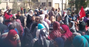 بالصور.. تزايد أعداد المشاركين فى اعتصام الإداريين بمستشفى الصدر بالمحلة