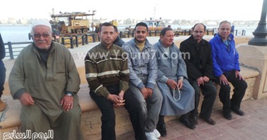 بالصور.. أهالى الصيادين العائدين من جحيم ليبيا ينتظرون قرار نيابة رشيد