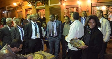 بالصور.. رئيس منظمة "الإيكاو" يجرى جولة سياحية بخان الخليلى وشارع المعز
