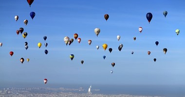 البراشوت والروقان ..بالصور: البالونات تزين سماء دبي فى دورة ألعاب للطيران