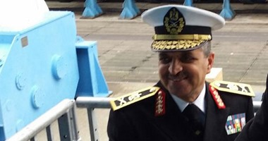 الرئيس يقلد اللواء أسامة منير ربيع قائد القوات البحرية رتبة الفريق