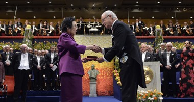 بالصور..ملك السويد يسلم العالمة يويو تو جائزة نوبل فى الطب