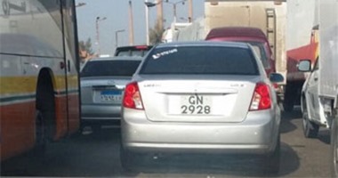 صحافة المواطن: سيارة تستبدل لوحاتها المعدنية بطريق "القاهرة المنصورة"